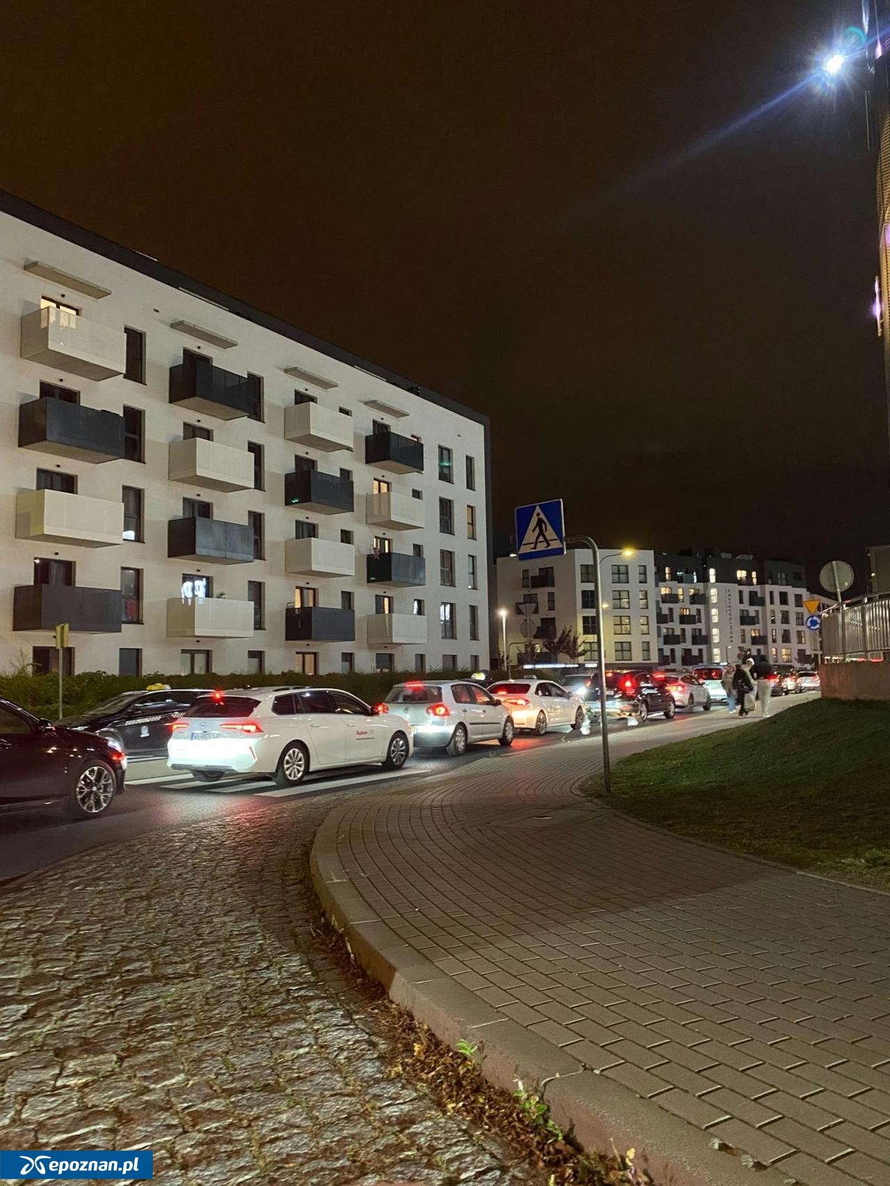 Korek przed galerią handlową. | fot. Czytelniczka