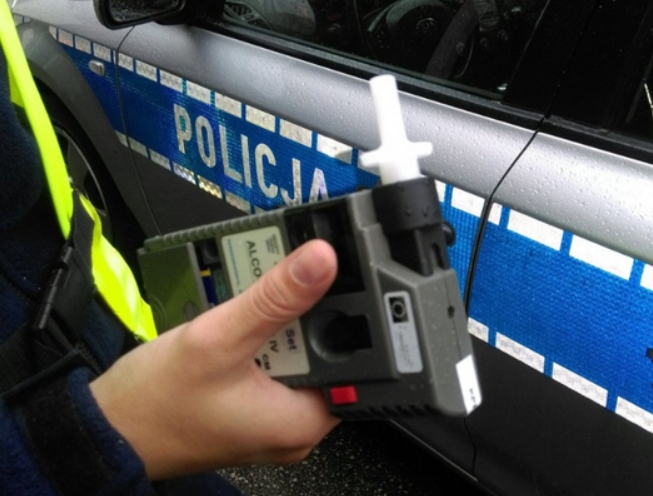 Nieodpowiedzialne zachowanie kierowcy. Spowodował kolizję pod wpływem alkoholu
