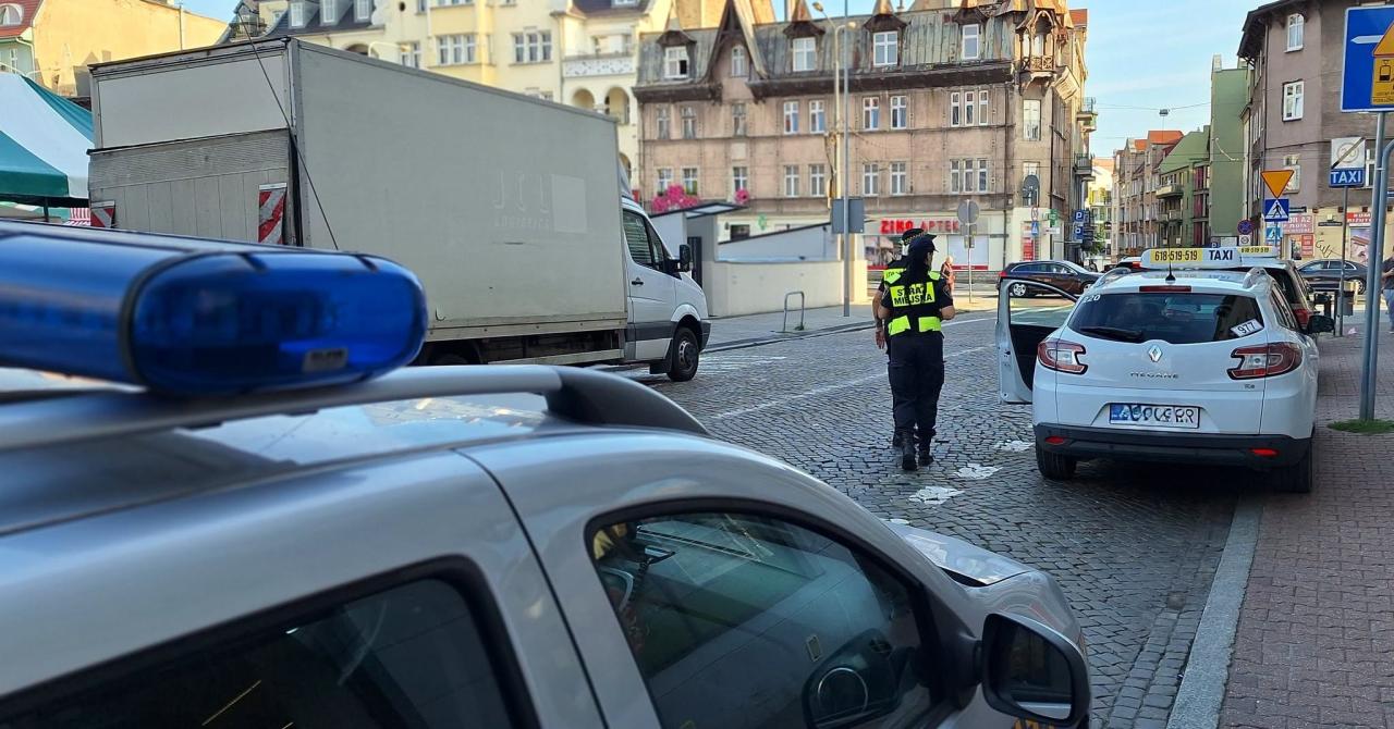 Chciał wyjść z taksówki bez płacenia za przejazd. Interweniował świadek i strażnicy miejscy