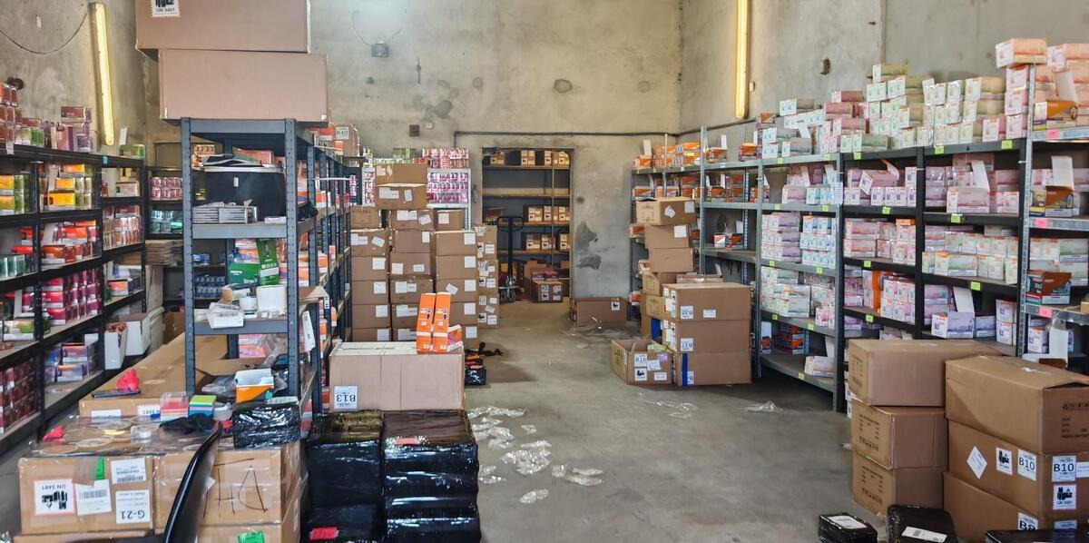 Nielegalnie handlowali papierosami elektronicznymi i płynami do e-papierosów. Prali miliony złotych