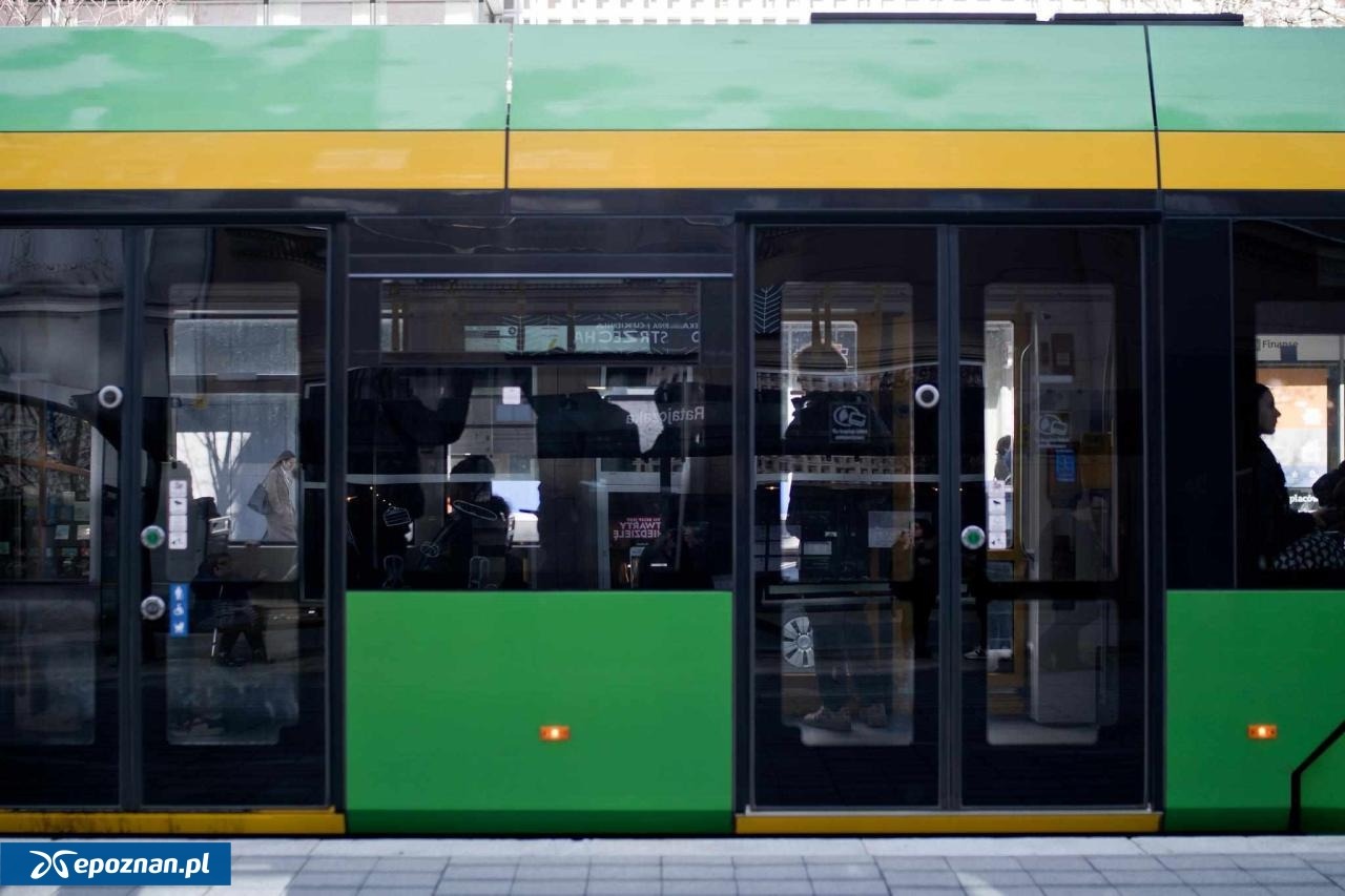 Mężczyzna z nożem w poznańskim tramwaju. Interweniowali policjanci