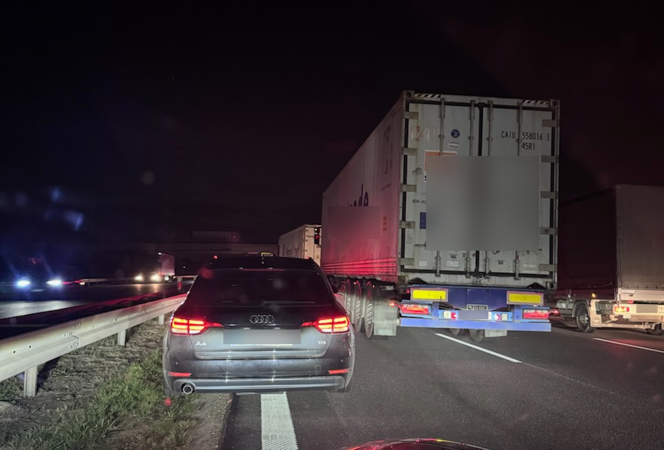 Auto w ogniu na poznańskim odcinku A2. "Ogromny korek"