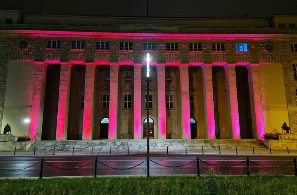 Charakterystyczny poznański gmach znów świeci na różowo
