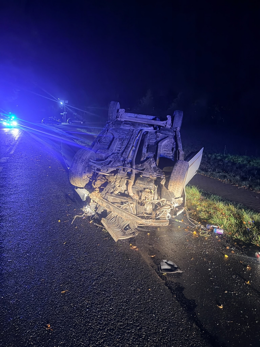 Pijany 16-latek dachował autem na drodze w regionie. Uciekł z jednym z pasażerów