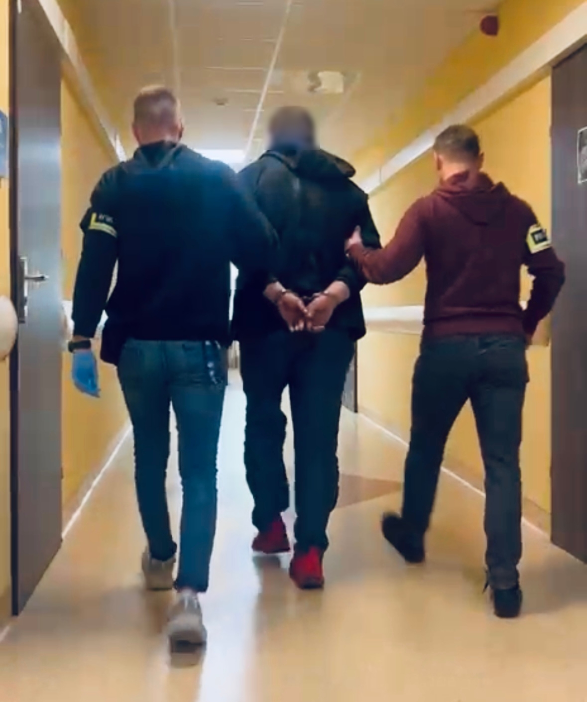 Wpadł, bo przejechał na czerwonym świetle. Poznańscy policjanci skontrolowali kierowcę Mazdy