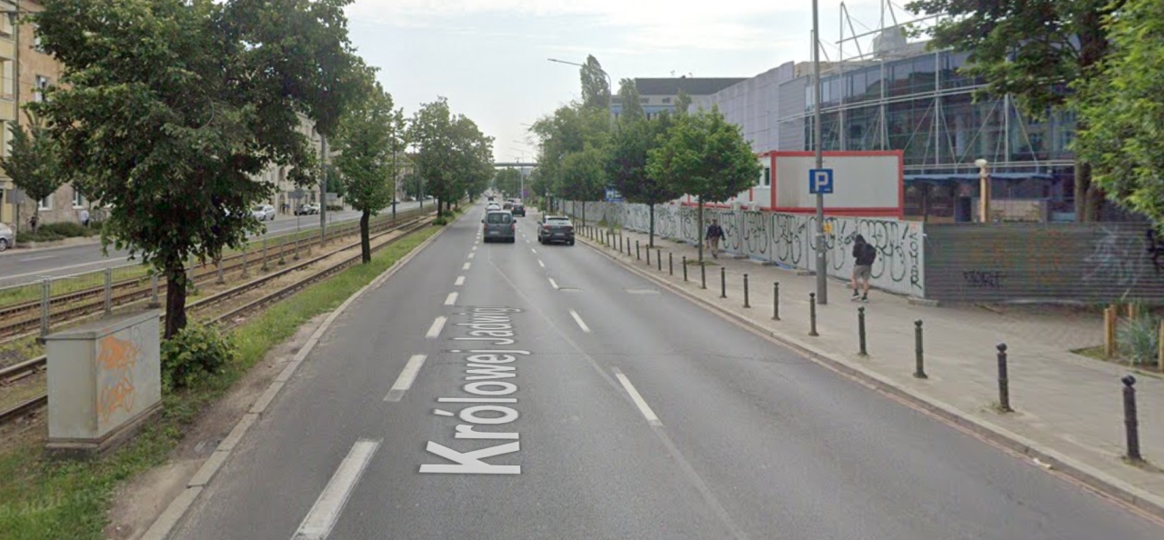 Wycinka drzew pod drogę rowerową na Królowej Jadwigi to nie wszystko. Jezdnia zostanie też zwężona!