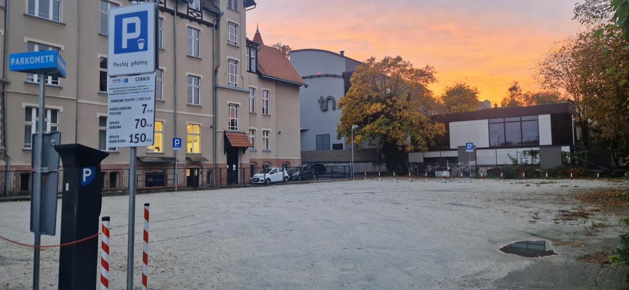 Parking wybudowany nielegalnie w miejscu rozebranej kamienicy stoi pusty. "Cieszy mnie to"