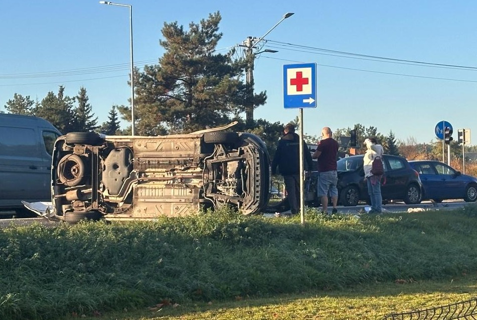 Zderzenie aut na trasie Poznań - Pobiedziska. Jedno leży na boku