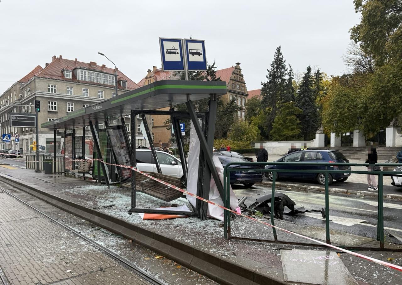 Samochód wjechał w poznański przystanek. Tramwaje nie będą się tu zatrzymywały!