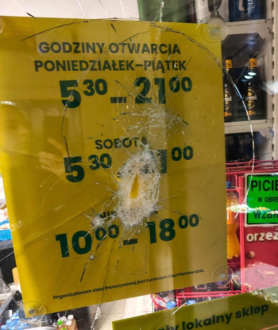 Nocna akcja policji przy sklepie w regionie. Zatrzymano mężczyznę w peruce i kapturze z ostrym narzędziem