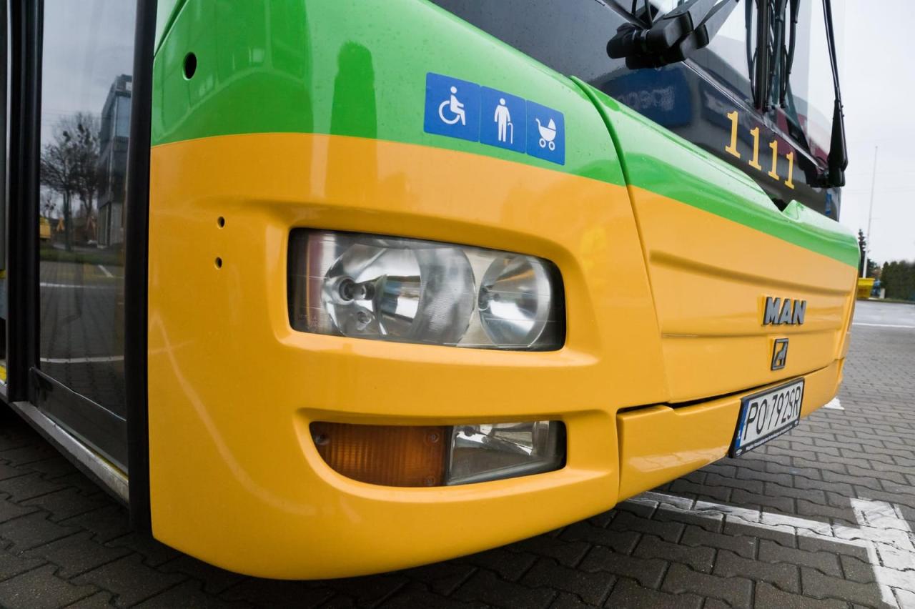 Mężczyzna leżał pod ławką na poznańskim przystanku. Czytelniczka opisała zachowanie kierowcy autobusu