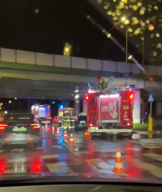 Zderzenie dwóch samochodów pod poznańskim wiaduktem