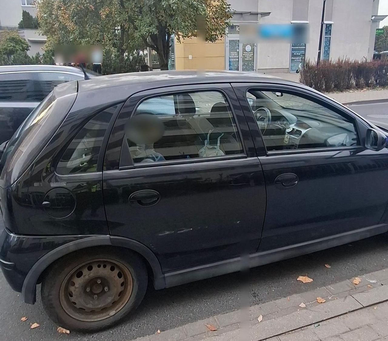 Zostawiła 6-latka w aucie i poszła na zakupy. Interwencja strażników miejskich na Grunwaldzie