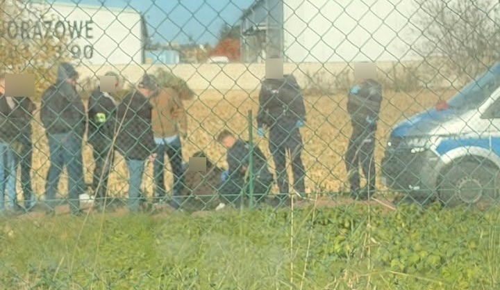 Mężczyzna z ranami szyi i klatki piersiowej znaleziony na poznańskiej ulicy. 50-latek nie przeżył, policja na miejscu