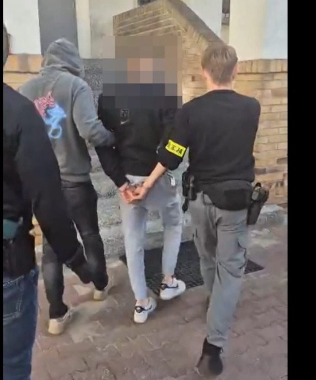 Oszust internetowy zatrzymany przez wielkopolskich policjantów. Straty na ponad 50 tysięcy złotych