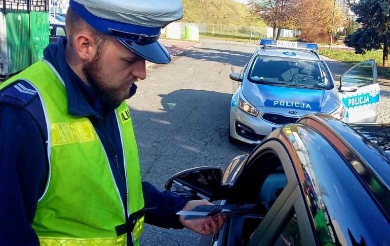 Region. Zamiana kierowców w trakcie jazdy nie pomogła. 17-latek i 20-latek z poważnymi konsekwencjami