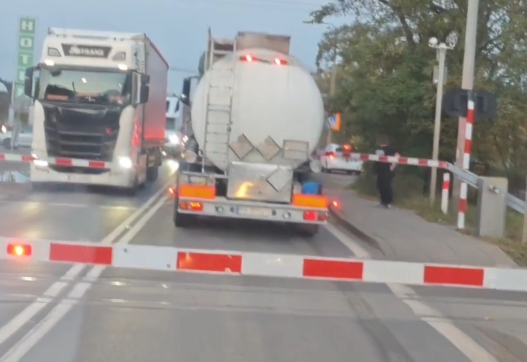 O krok od tragedii na przejeździe kolejowym Poznań Wola. Kierowca utknął za zamkniętymi rogatkami. Sekundy dzieliły go od potrącenia przez pociąg