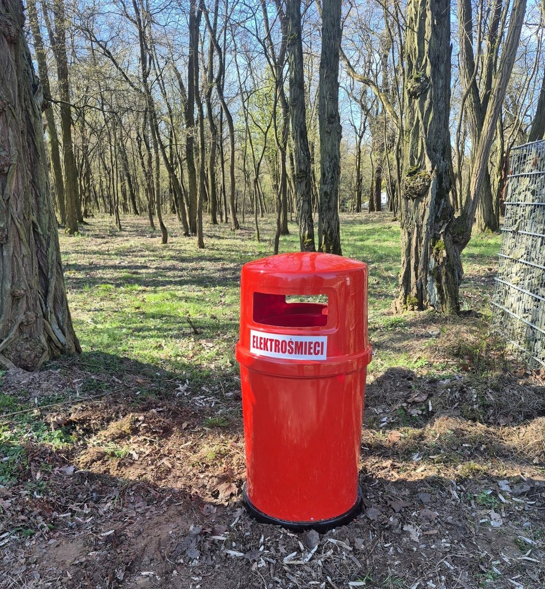 Te pojemniki na poznańskich cmentarzach przydadzą się, jeżeli używasz ledowych wkładów do zniczy