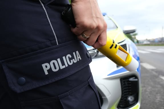 Kobieta prowadziła samochód po pijaku. Jazdę zakończyła na drzewie
