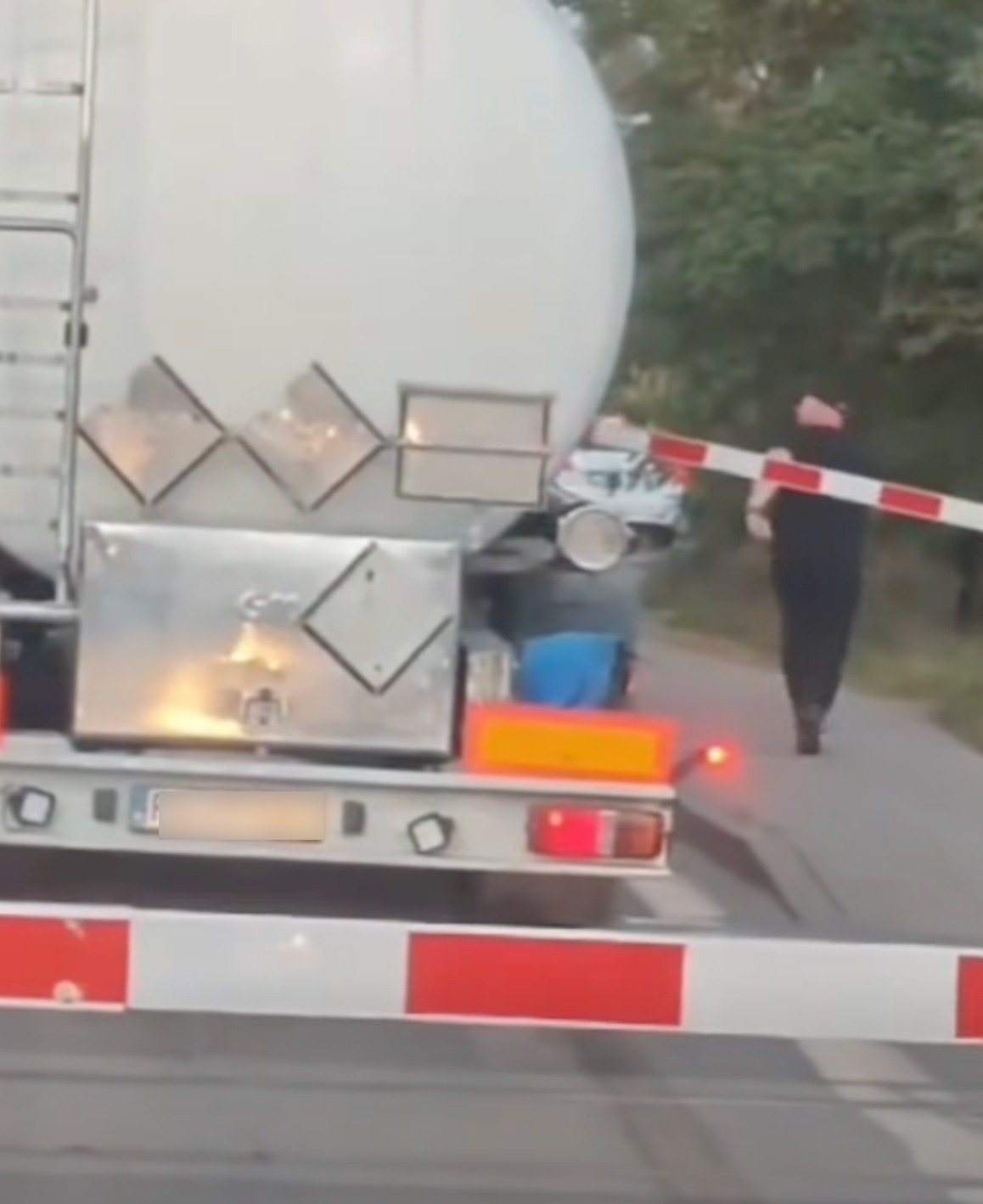 Wjechał cysterną na przejazd kolejowy, sekundy od tragedii w Poznaniu. Kierowcy grożą surowe konsekwencje