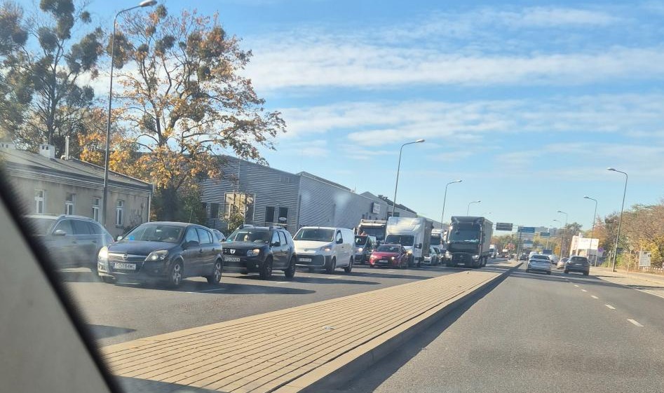 Ogromne korki przy poznańskim cmentarzu. Omijajcie tę okolicę!