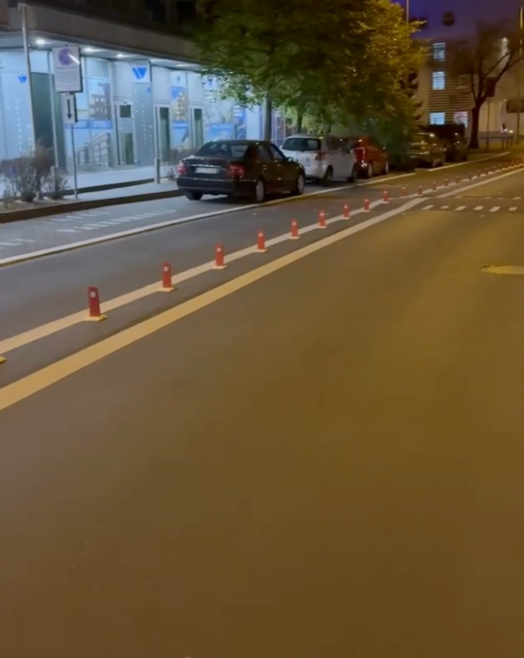 Szyperska: separatory na jezdni oddzielają drogę rowerową od jezdni, za nimi "parking". Ale zlikwidowany
