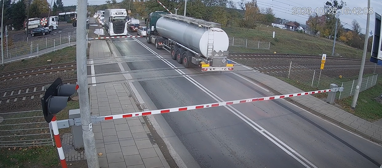 Cysterna utknęła na przejeździe kolejowym w Poznaniu. "Będziemy dochodzić od kierowcy zadośćuczynienia"