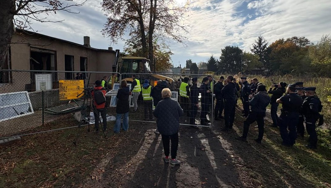Akcja policji na Maltańskim. Zaczęto burzyć świetlicę, mieszkańcy próbują powstrzymać rozbiórkę