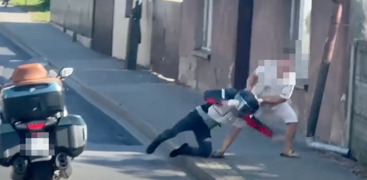 Brutalny atak na motocyklistę w regionie. Było kopanie, bicie rękami i szarpanie