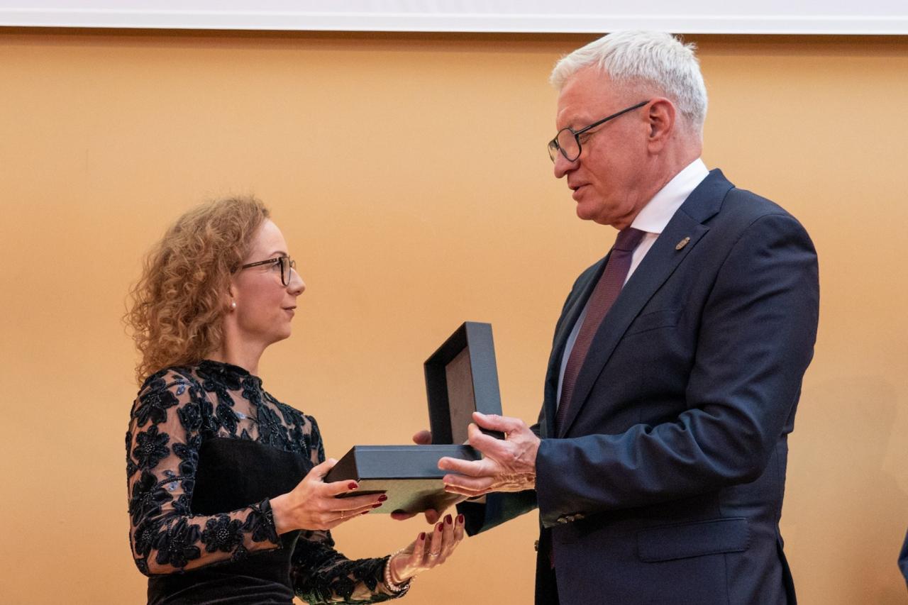 Stuletnia poznańska uczelnia wyróżniona Wielką Złotą Pieczęcią. "Łączy tradycję z nowoczesnością"