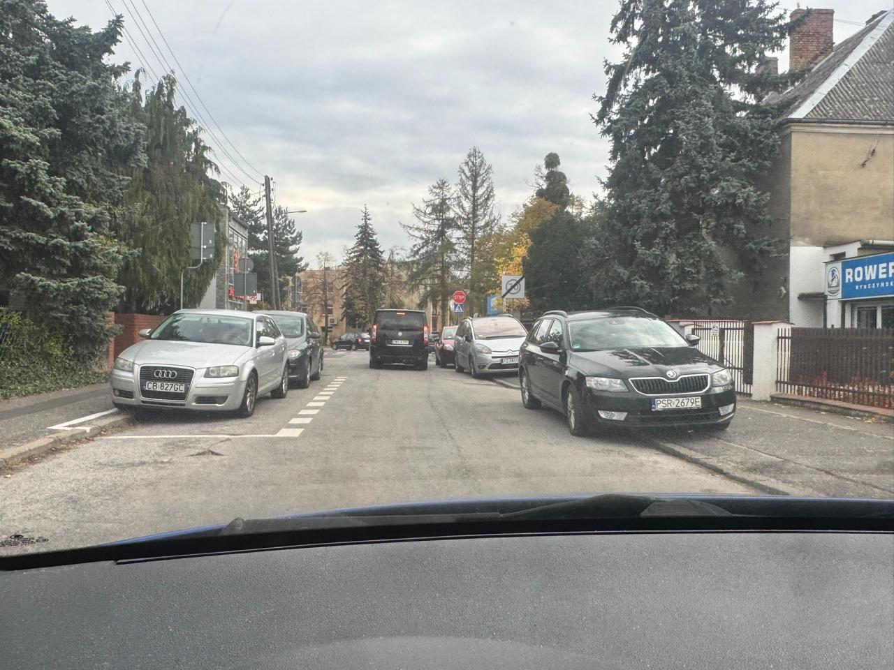 Parkingowy chaos na poznańskiej ulicy. "Ciągłe trąbienie, wyzwiska, połamane lusterka i zarysowane samochody"