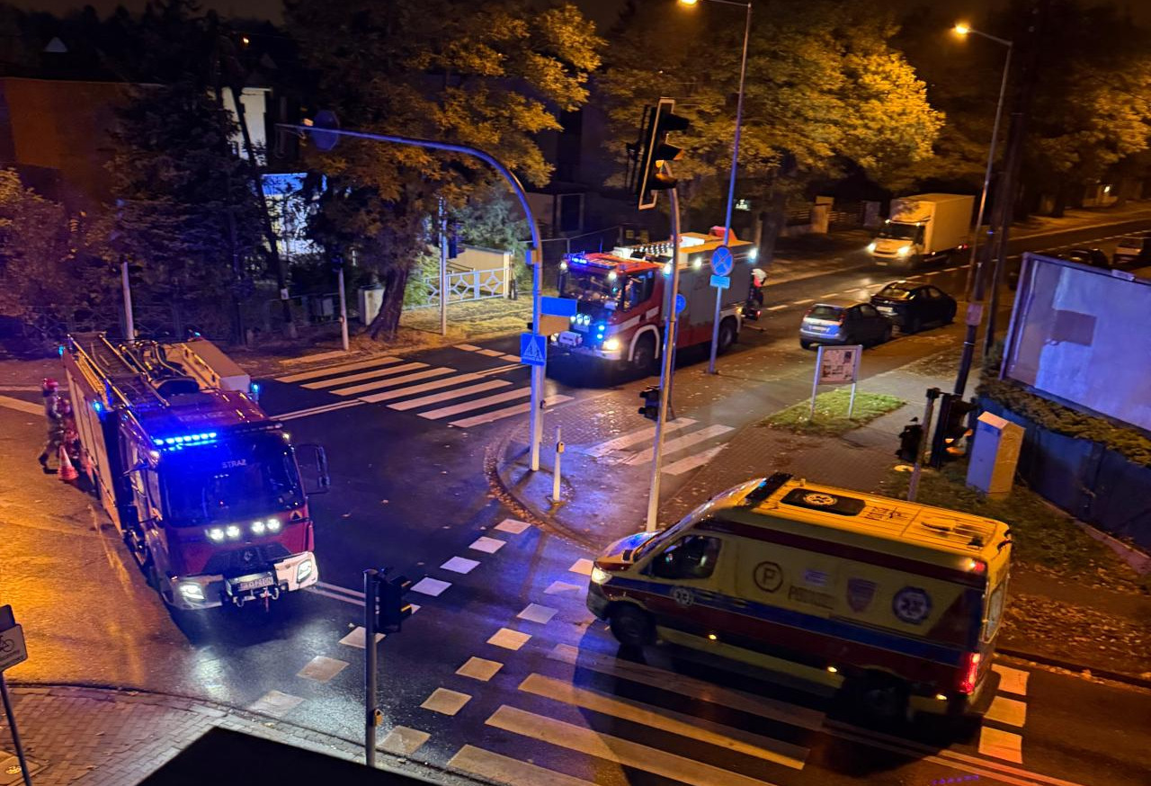 Trzy osoby poszkodowane w nocnym wypadku na poznańskim skrzyżowaniu