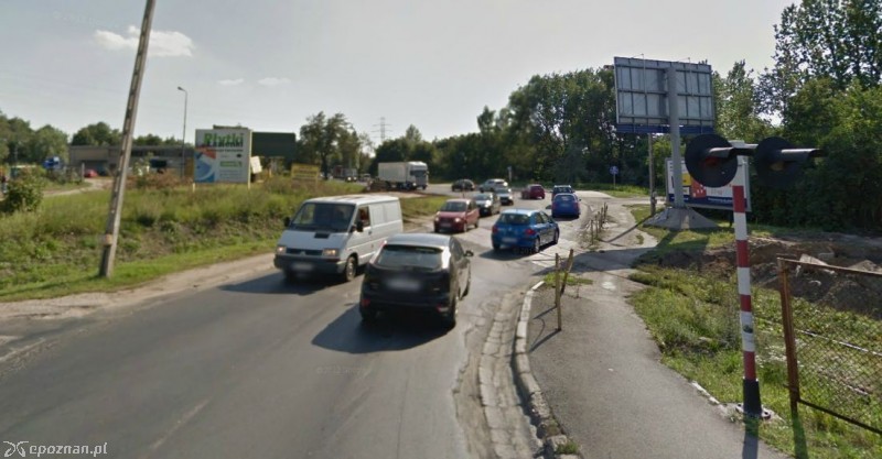 Przejazd kolejowy na Gdyńskiej jest zamykany około 20 razy na dobę powodując spore korki w tym rejonie | fot. Google Street View
