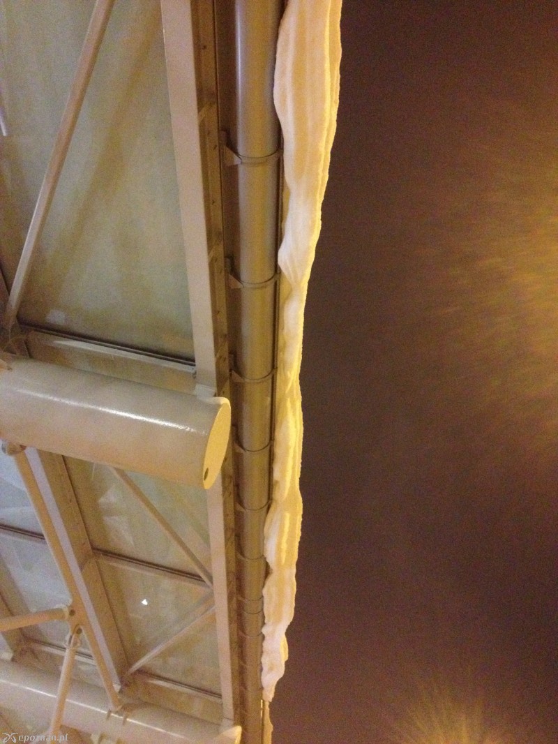 Dach przystanku w tunelu pokryty śniegiem