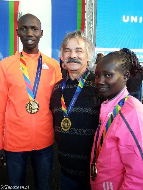 Jerzy Głowacki ze zwycięzcami maratonu, Kenijczykami Wilson Kipsang (2:10.59) oraz Mary Jepkosgei Keitany (2:25.07) | fot. Paulina Ziembiewicz 