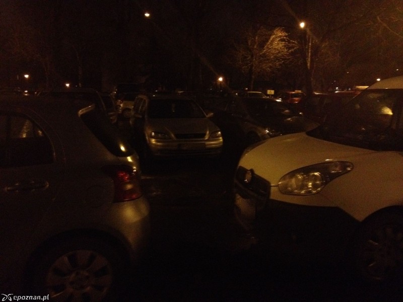 Auta zaparkowane na środku blokują te zaparkowane prawidłowo | fot. czytelnik