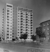 Blok u zbiegu ulic Dzierżyńskiego (dziś 28 Czerwca 1956) i Łozowej | fot. Michał Fertyk / CYRYL