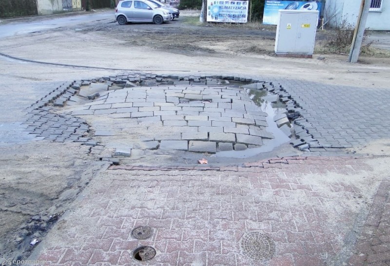 Dziura na ulicy Przełęcz | fot. Rafał Adamczyk