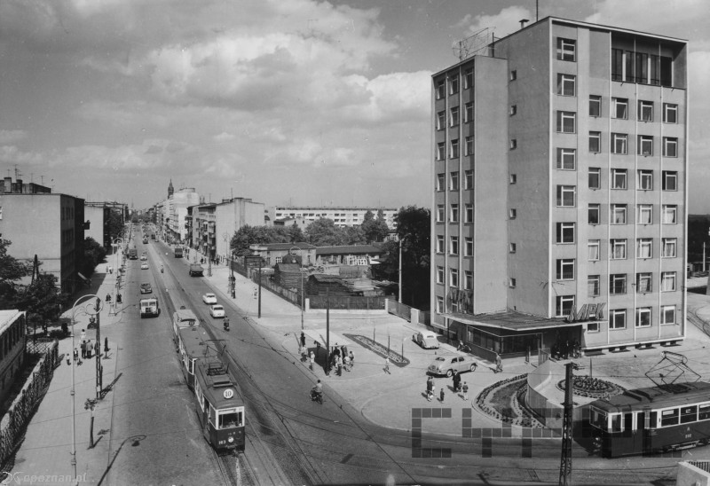 Ulica Głogowska z budynkiem MPK | fot. Kronika Miasta Poznania / CYRYL