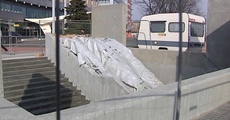 Schody ruchome obecnie są zabezpieczone folią