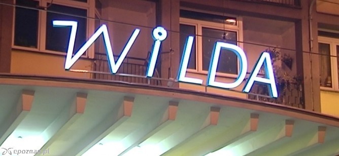 Nad wejściem do byłego Kina Wilda zamontowany został neon &#8222;Wilda&#8221;. Pomysł nagrodzony w ubiegłorocznym konkursie.