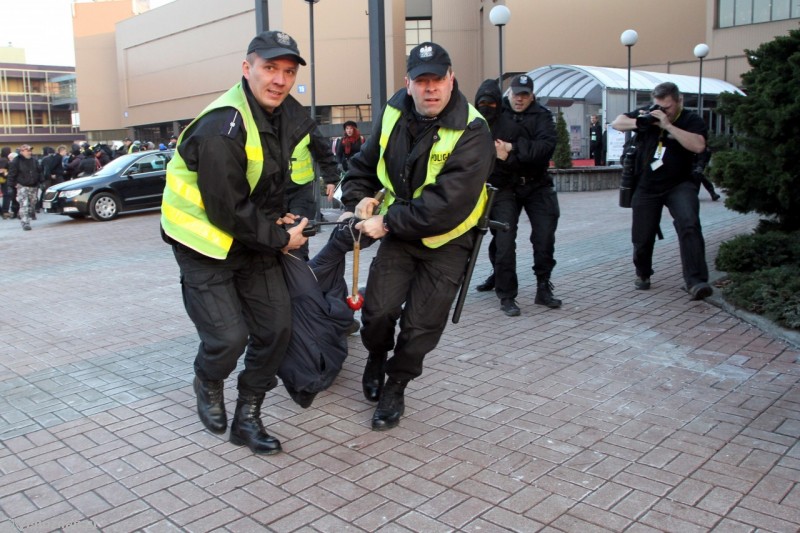 Interwencja policji na targach podczas Kongres 20-lecia Samorządu Terytorialnego (2010 rok) | fot.  Adam Ciereszko / PAP