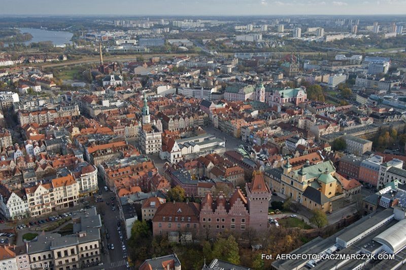 Stary Rynek i Zamek Przemysła fot. www.aerofoto-kaczmarczyk.com