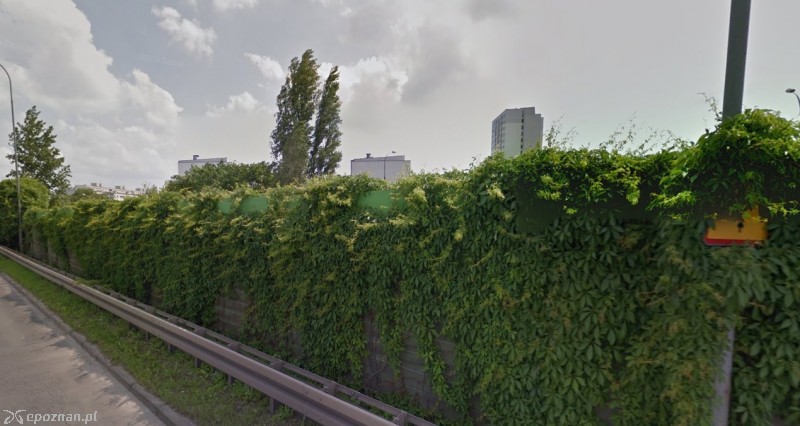 Przed rozpoczęciem prac osiedle było oddzielone od drogi ekranem akustycznym | fot. Google Street View