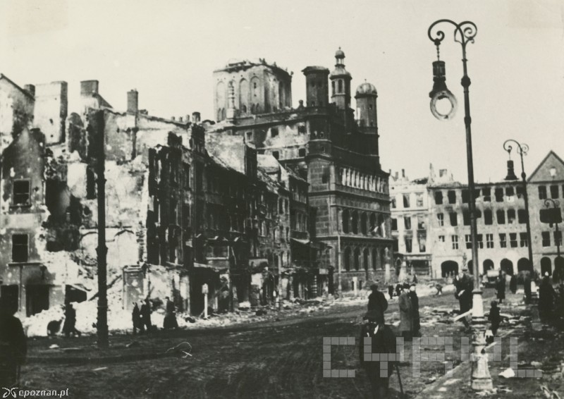 Ratusz w 1945 roku | fot. CYRYL / Kolekcja zdjęć Adama Drogomireckiego
