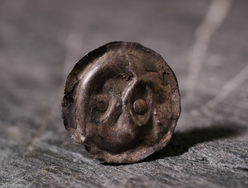 Brakteat Kazimierza Wielkiego z łukami | fot. K. Zisopulu-Bleja/Muzeum Archeologiczne w Poznaniu