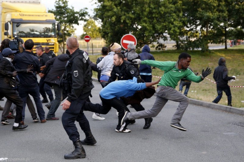 Emigranci z Afryki uciekają francuskiej policji fot. YOAN VALAT/PAP/EPA 