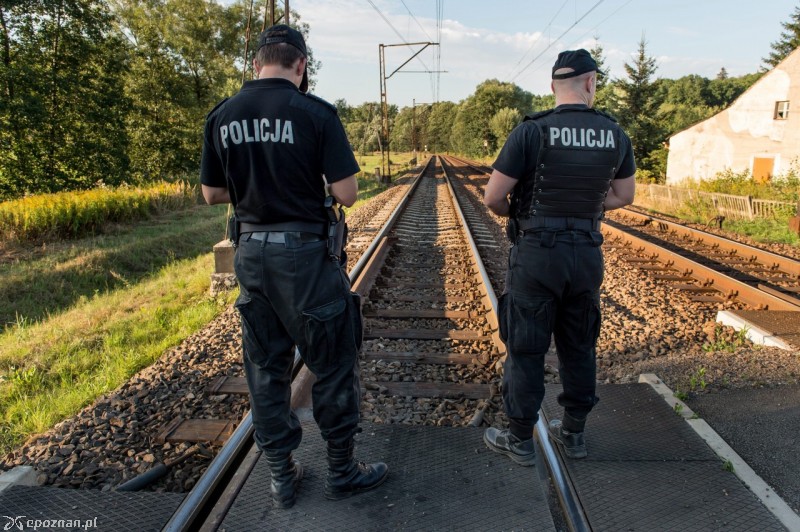 Policjanci patrolują okolice ukrycia pociągu fot. PAP/Maciej Kulczyński