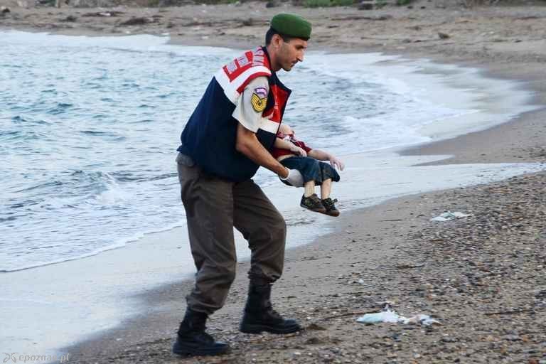 To zdjęcie obiegło cały świat: ciało trzylatka który utonął we wtorek podczas ucieczki z Syrii u wybrzeży Grecji. | fot. Reuters