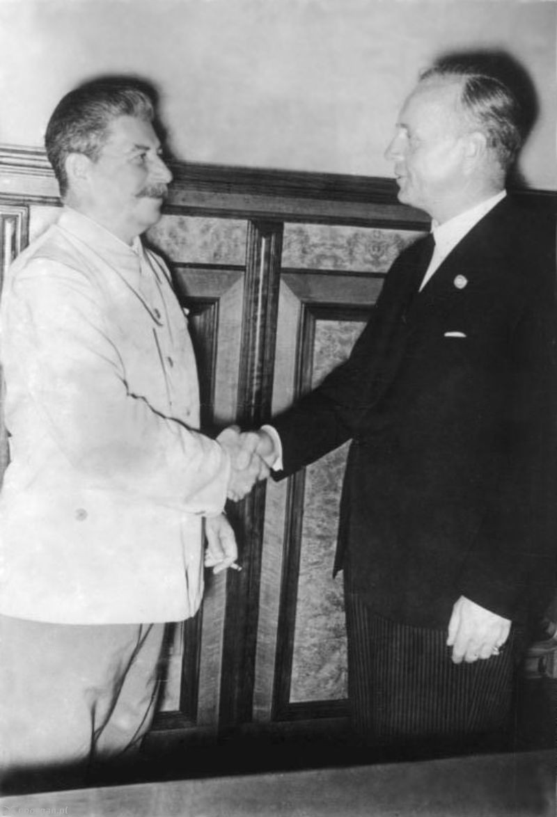 Joachim von Ribbentrop i Józef Stalin po podpisaniu Paktu Ribbentrop - Mołotow | fot. Wikipedia